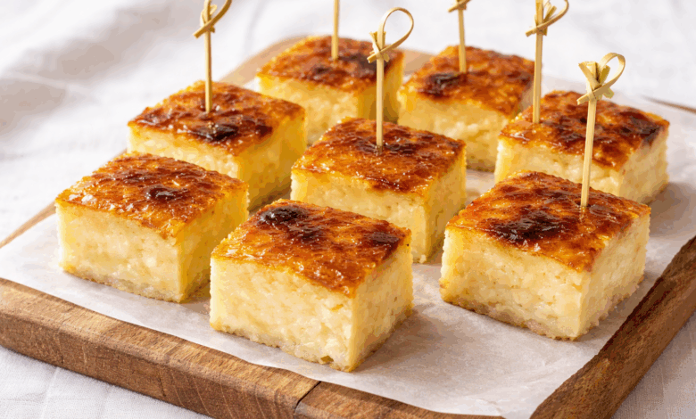 Torta di riso vegana senza uova, latte e burro con crosta caramellata, tagliata a quadratini su tagliere di legno