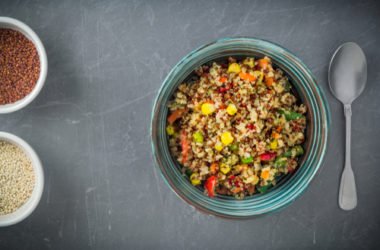 Una ricetta di quinoa con piselli e mais, da arricchire e personalizzare a piacere