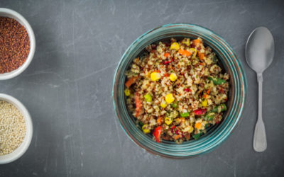 Una ricetta di quinoa con piselli e mais, da arricchire e personalizzare a piacere
