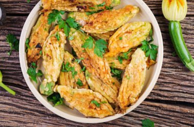 Come preparare i fiori di zucchina ripieni di ricotta