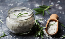 3 ricette per fare il sale aromatizzato in casa che ti sorprenderanno