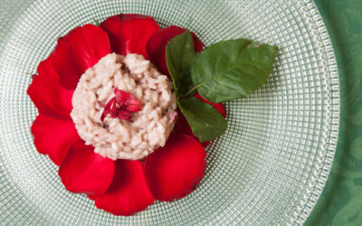 Una ricetta per tutti i nostri sensi: il risotto ai petali di rosa e vino bianco