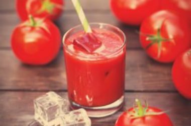 Rinfrescante e dissetante, il succo di pomodoro non è solo un cocktail, ma anche un rimedio per la pelle