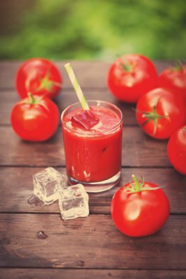 Rinfrescante e dissetante, il succo di pomodoro non è solo un cocktail, ma anche un rimedio per la pelle