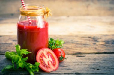 Rinfrescante e dissetante, il succo di pomodoro non è solo un cocktail, ma anche un rimedio per la pelle