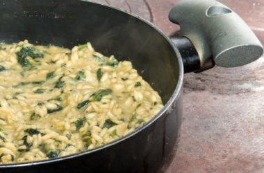 Il risotto alle ortiche, un piatto leggero, salutare e nutriente: la ricetta facile