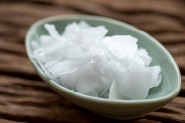 Quello che c’è da sapere sulla soda caustica, usata per le pulizie di casa, ma non solo