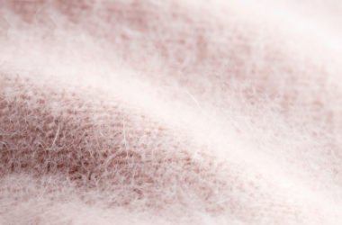 Quello che c’è da sapere sull’angora, una lana pregiata dalla storia controversa