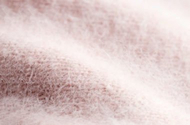 Quello che c’è da sapere sull’angora, una lana pregiata dalla storia controversa