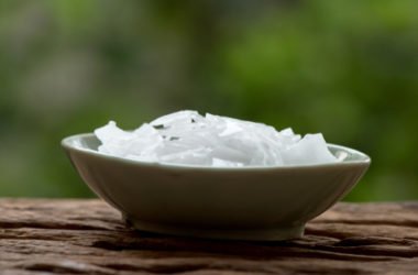 Quello che c’è da sapere sulla soda caustica, usata per le pulizie di casa, ma non solo