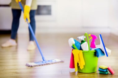Come fare un detersivo per pavimenti fai da te: per ogni superficie, la sua ricetta