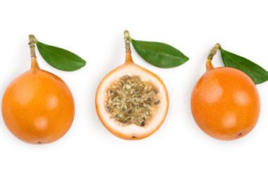 La granadilla, un frutto tropicale chiamato anche maracuja gialla da mangiare con il cucchiaino