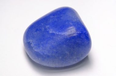 Lapislazzuli, la pietra blu come un cielo stellato, che aiuta ad esprimerci liberamente
