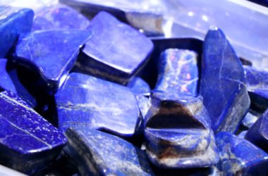 Lapislazzuli, la pietra blu come un cielo stellato, che aiuta ad esprimerci liberamente
