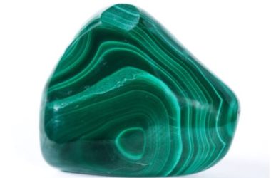 Tutto sulla malachite, una pietra verde che allontana le negatività e dà nuova energia