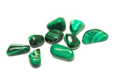 Tutto sulla malachite, una pietra verde che allontana le negatività e dà nuova energia