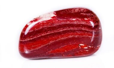 Tutto sul Diaspro rosso in cristalloterapia, la pietra che favorisce la circolazione e dona risolutezza