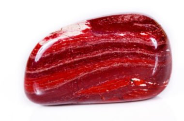 Tutto sul diaspro rosso in cristalloterapia, la pietra che favorisce la circolazione e dona risolutezza