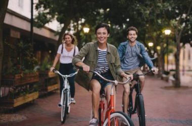 Un km in bici fa guadagnare la società, in macchina la fa perdere: quanto lo dice uno studio danese
