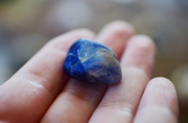 Tutte le proprietà della sodalite in cristalloterapia, la pietra per vivere meglio
