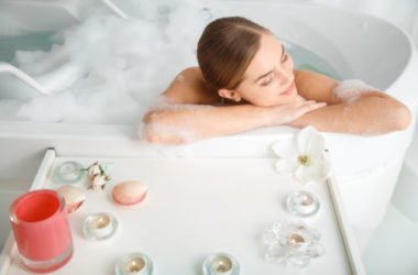 Cosa c’è da sapere sulla talassoterapia, un insieme di trattamenti che sfruttano le potenzialità curative dell’acqua di mare