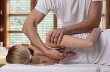 Osteopata, tutto su questo terapeuta che cura corpo, mente e spirito
