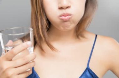 Tutti i gargarismi per curare mal di gola, alitosi e gengiviti