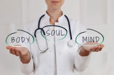 Guida alla medicina olistica e ai suoi principi per guarire malesseri del corpo e dell’anima