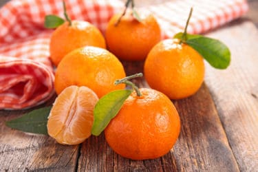 Le clementine sono un agrume dal sapore dolce e polpa senza semi, ibrido tra mandarino e arancio amaro