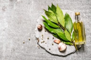 L’olio di alloro è usato per profumare armadi, ma è ideale per dolori muscolari e articolari, in seguito a traumi