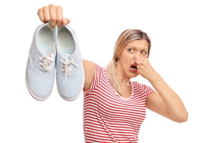 Come combattere il cattivo odore dei piedi: rimedi naturali e consigli utili
