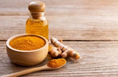 Guida all’olio di curcuma, come utilizzarlo in cucina e in cosmesi per pelle e capelli