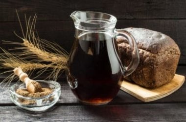 Kvass: tutti i segreti della bevanda ricavata dal pane, così popolare in Est Europa