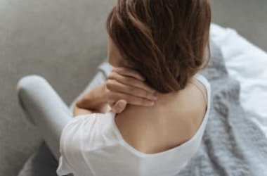 Cervicalgia: guida completa dalla prevenzione ai sintomi e ai rimedi naturali