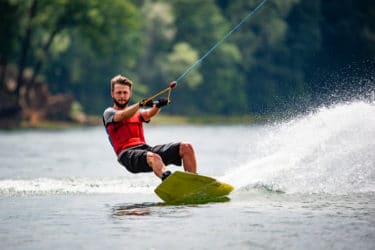 Wakeboard, tra sci nautico e skateboard ecco un nuovo sport acquatico