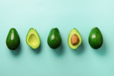 Le proprietà dell’avocado e le migliori ricette per portarlo in tavola