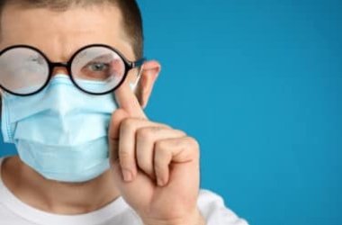 Mascherina e occhiali: come evitare di appannare le lenti