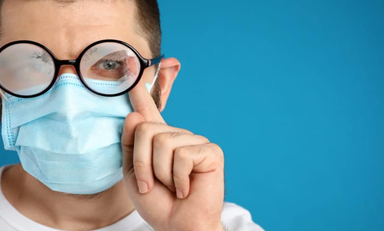 Mascherina e occhiali