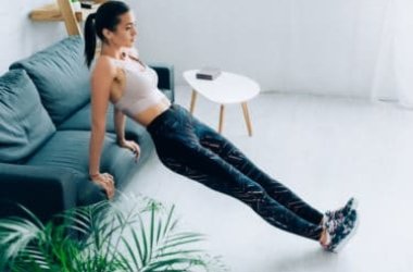Come tenersi in forma con il sofa workout o ginnastica da divano