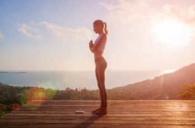 Cos’è il Saluto al Sole, a cosa serve e quali sono le posizioni che costituiscono la sequenza
