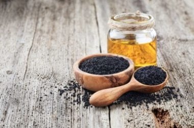 L'huile de cumin noir, un remède naturel valable extrait des graines de Nigella Sativa