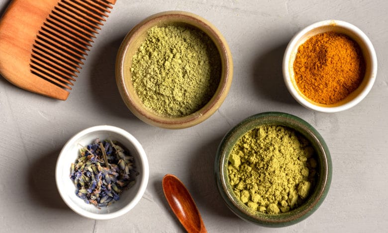 Tingere i capelli con colori naturali