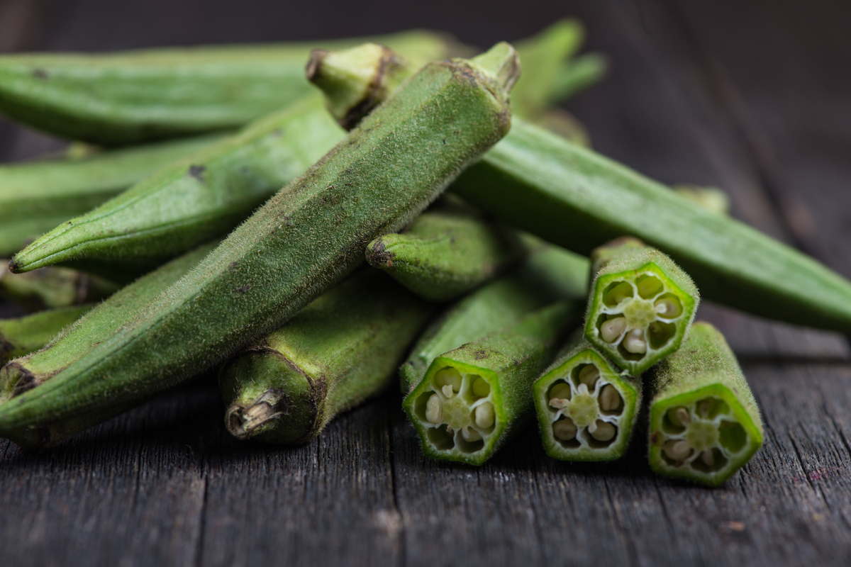Gombo o okra la pianta, il frutto e i suoi utilizzi in cucina