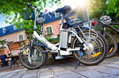 La bici elettrica pieghevole, una via di mezzo tra il monopattino e una city bike