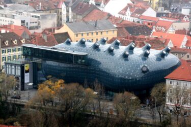 Un enorme ‘blob’ solare appare nel centro storico di una città austriaca ma è solo il Museo d’Arte di Graz