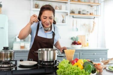 Dieta in menopausa: alimentazione, nutrienti fondamentali e consigli sullo stile di vita