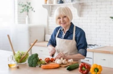 Dieta in menopausa: alimentazione, nutrienti fondamentali e consigli sullo stile di vita