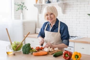 Dieta in menopausa: alimentazione, nutrienti fondamentali e consigli sullo stile di vita
