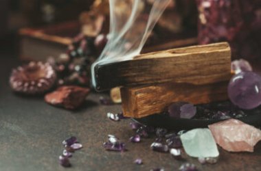 Palo santo, l’incenso sudamericano che scaccia le energie negative