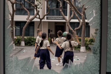 Si può vietare ai bambini di giocare nel cortile condominiale? Vediamo cosa dice la legge